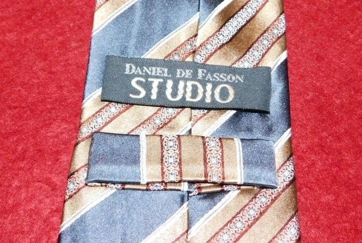 CORBATA A RAYAS DANIEL DE FASSON STUDIO GRIS/BEIGE/ROJO - CORBATAS - CORBATAS DE DISEÑADOR. Foto 3 de 3