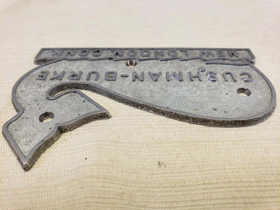 Placa emblema ballena metal cromado concesionario CUSHMAN-BURKE New London, CT vintage Foto 4 de 4