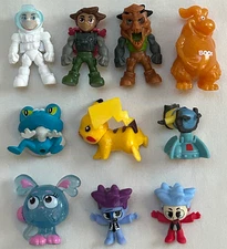 Mini Toy Figure Lot Kinder Egg Ferrero, Tomy Pokemon Froakie Pikachu, Yowie Boof