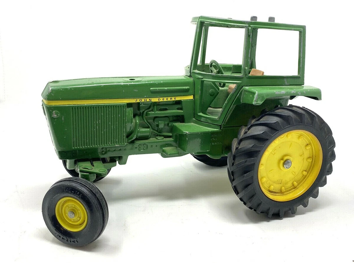 John deere best sale diecast toy tractors