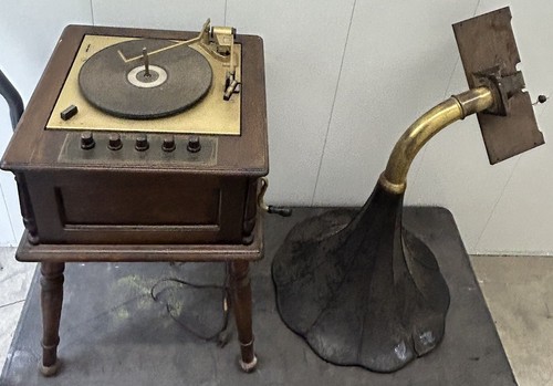 Radio/reproductor de grabación Guild Grafonola Tube años 50. Radio funciona.  Reproductor de discos no. - Imagen 1 de 23