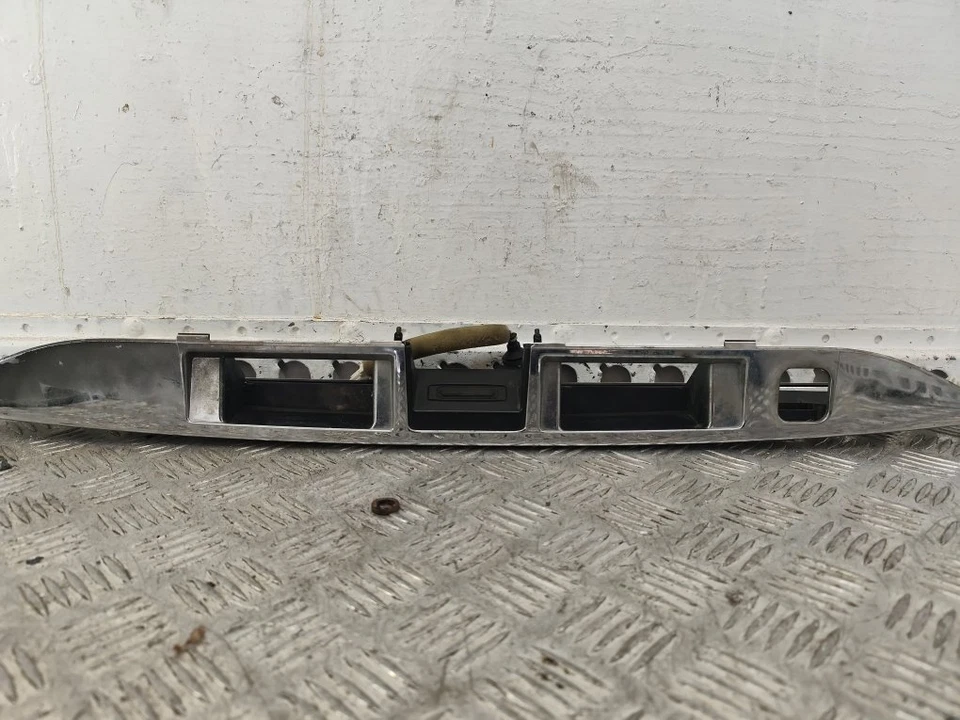 Manija del portón trasero tapa maletero nissan serena 2010 c25 Foto 2 de 4