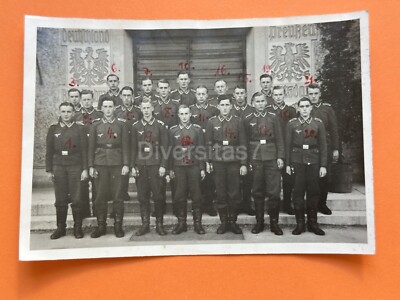 Foto, Gruppenaufnahme Soldat vor Wappen Deutschland und Preußen,  D/35