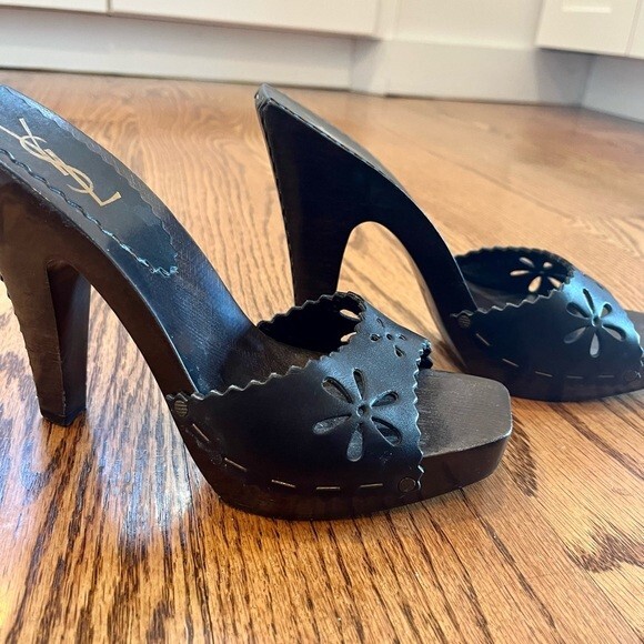 Sandali con plateau Yves Saint Laurent tacchi. Legno nero 5"" pelle. Mulo floreale.