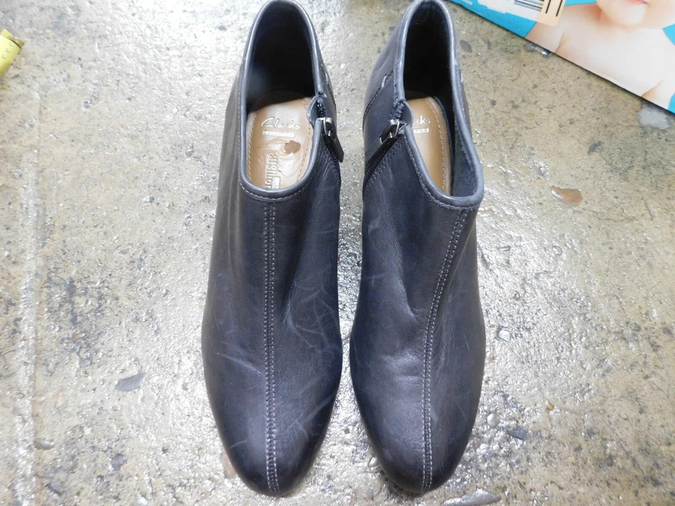 Usado en Excelente Condición Clarks Brielle Abby Cuero Gris Oscuro Tacón de Cuña Botines Talla 9 Foto 2 de 4