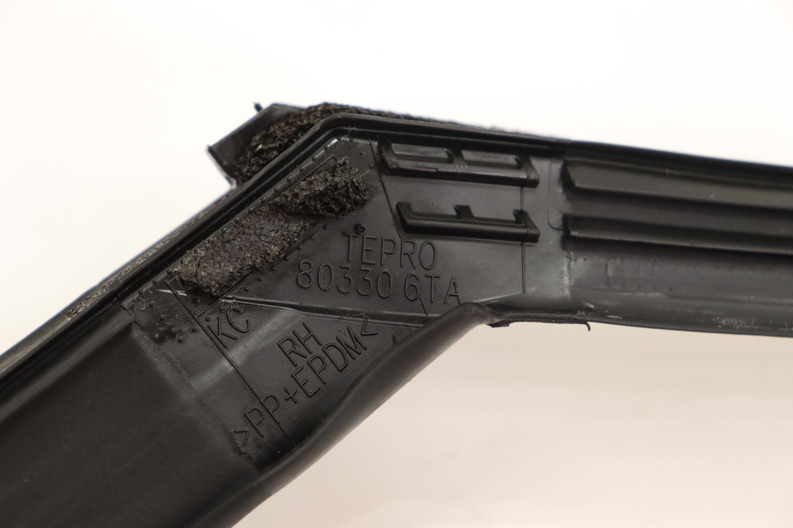 2022 - 2025 INFINITI QX60 FRONT RIGHT DOOR WINDOW GLASS RUN CHANNEL MOLDING OEM