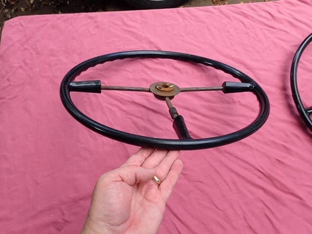 Volante Pontiac de principios de los años 50, ¡nuevo de lote nuevo! Foto 2 de 4