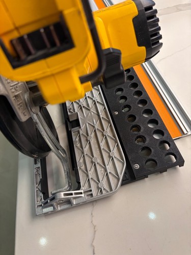 DEWALT Säge DCS391 / DCS565 Adapterfuß / Kufenplatte für Triton Führungsschiene - Bild 4 von 9