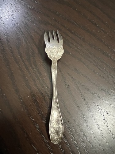 Vintage RCCO Rogers Bros Meat Fork Grape Pattern 8.5" Silver Silverware Details - Picture 4 of 6