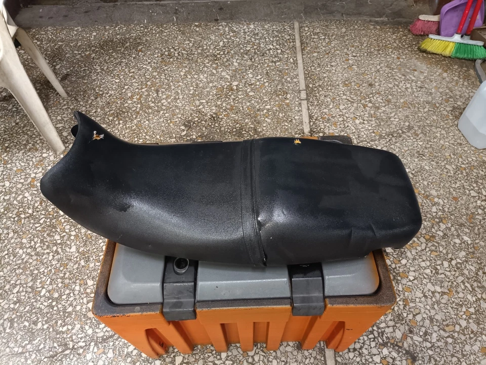 ASIENTO TRIUMPH DAYTONA 1200 T300D 1995 USADO GENUINO OEM Foto 4 de 4