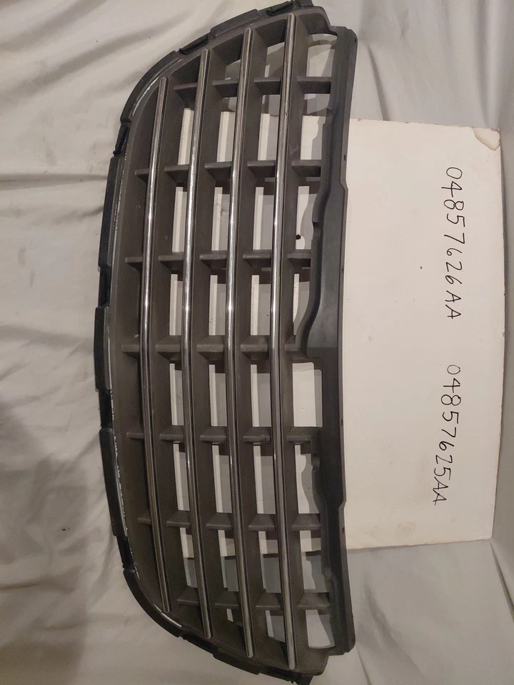 Chrysler Pacifica 2004-2008 parrilla delantera usada OEM 04857626AA 04857625AA Foto 2 de 4