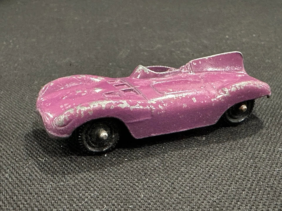 Coche Jaguar Tootsie Toy púrpura Foto 2 de 3