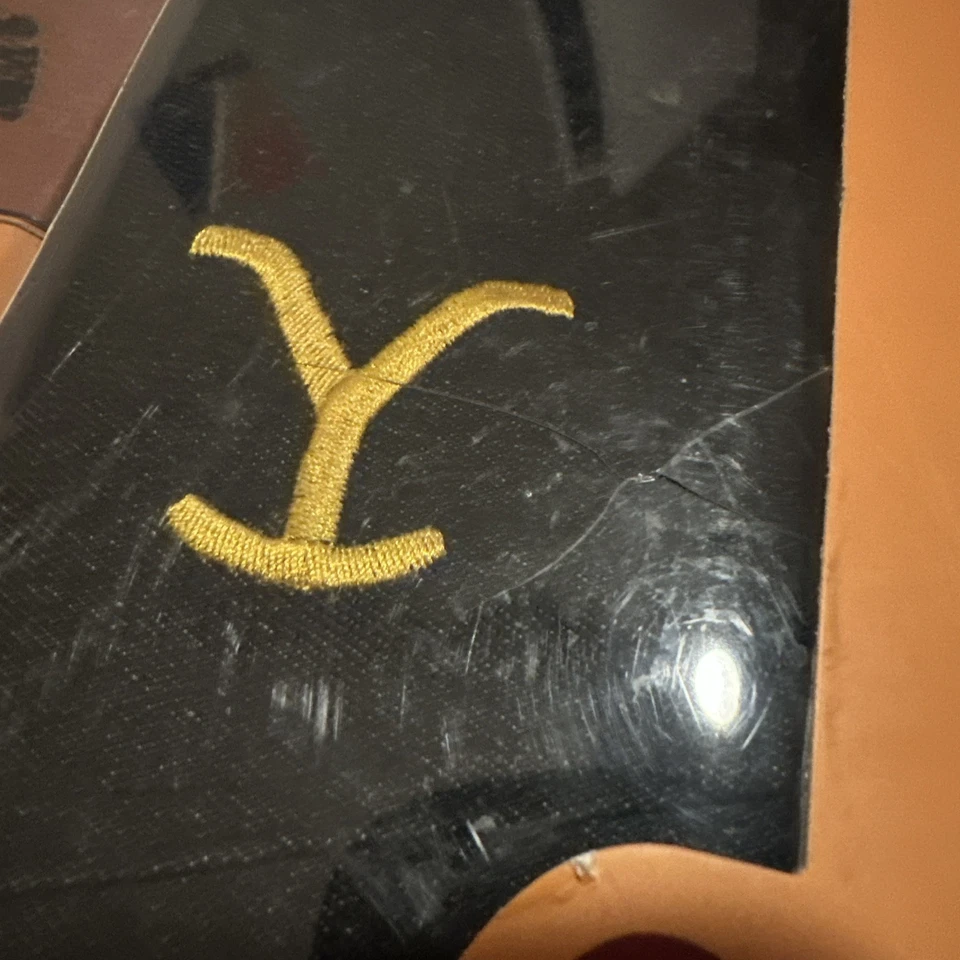 Yellowstone Official Dutton Ranch Family Cookbook Gift Set Cookbook & Apron Foto 4 de 4