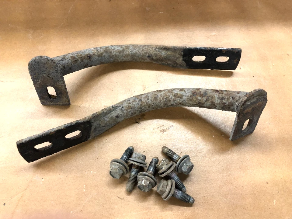 Juego de soportes de parachoques Chevy Suburban 2001 (delantero) 2000-2002 Tahoe Silverado Foto 3 de 3