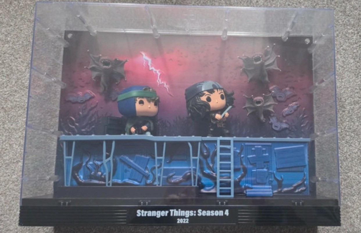 Funko POP! Moment Deluxe #05 Stranger Things Fase 3 - Eddie / Dustin / Demobats