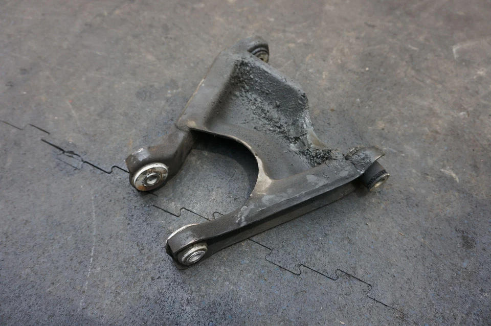 Brazo de palanca de control de suspensión superior lateral izquierdo trasero 104422 Ferrari 308 GTSi 1980 Foto 4 de 4