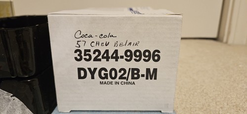 MATCHBOX DINKY 1:43 COCA-COLA 1957 CHEVROLET BEL-AIR CONVERTIBILE DYG02/B-M COA - Foto 15 di 17