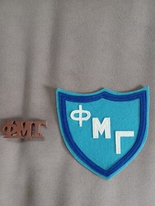 PHI MU GAMMA SORORITY PIN AND BLAZER PATCH FROM EMERSON COLLEGE ,BOSTON 1940S