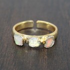 Anillos galvanizados en oro con piedra de nacimiento de tres piedras de ópalo etíope crudo natural