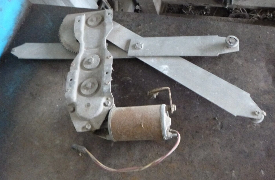 Ford Falcon XA-XC Wagon Tailgate Window Regulator & Motor - Image 3 of 4