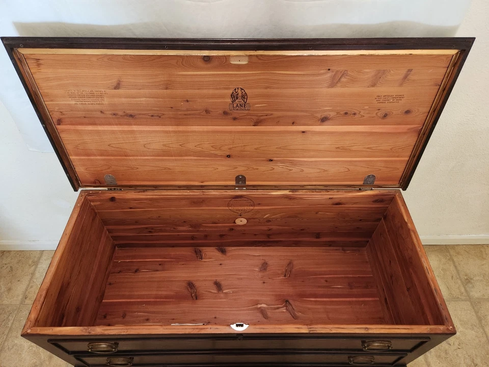 RARE 1949 MAHOGANY FEDERALIST LANE CEDAR FULL SIZE STORAGE BLANKET TRUNK CHEST - Image 4 of 4