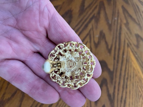Vintage Givenchy Classic Round Faux Pearl Gold Tone Clip Earrings NWT - Picture 3 of 3