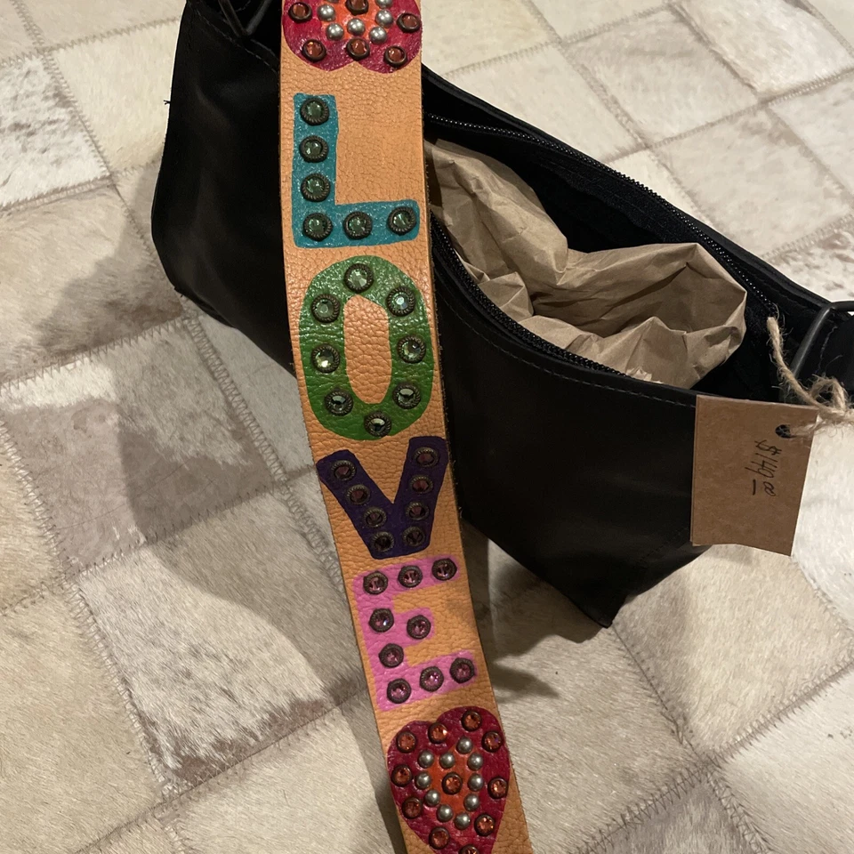 Cartera de hombro de cuero McFadin con correa de cristales “LOVE” Foto 3 de 4