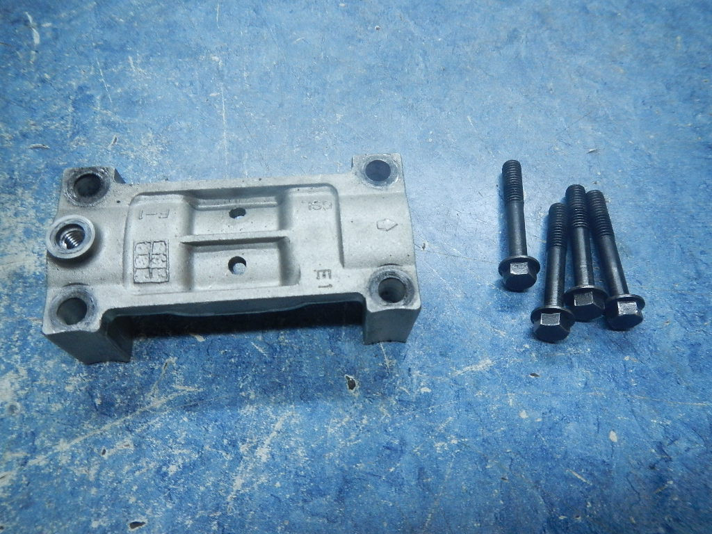 HEAD EXHAUST CAMSHAFT HOLDER CLAMP B 20052009 YAMAHA YZFR6 YZF R6 R65