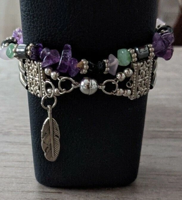 Conjunto de duas pulseiras Tango. Chips de ametista verde roxo SilverTone stretch com punho  - Imagem 2 de 4