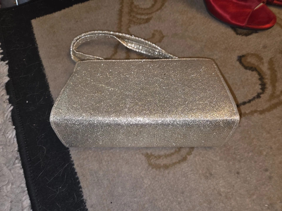 Monedero Lurex Dorado Usado Propiedad de Marilyn Monroe de su Secretaria May Reis Foto 2 de 4