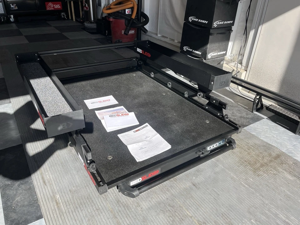 Toyota Tacoma - Deslizamiento de la cama 5 ft platón 2016-23 edición negra con contenedores y amarres Foto 3 de 4