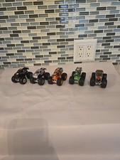 Hot Wheels Monster Jam Monster Truck Lot 5 Grave Digger x2 Monster Mutt.. 1:64
