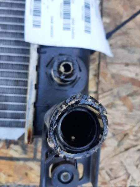 Radiador 99-03 GMC Sierra 2500 22840116 Foto 3 de 4