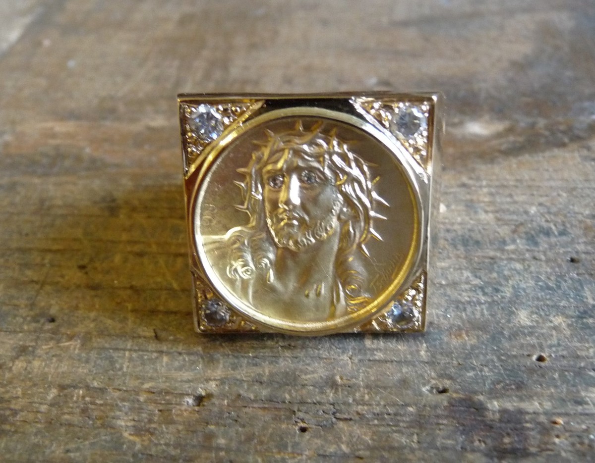 Chevalière carré Christ en or jaune avec oxydes blancs