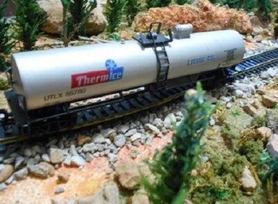 HO Scale: ROCO Therm Ice Tank Car, Single Dome; Vintage Model Railroad Train