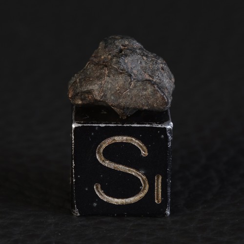 0,75g NWA 15739 Meteorit Kohlenstoffchondrit Typ CM2 - Bild 7 von 10