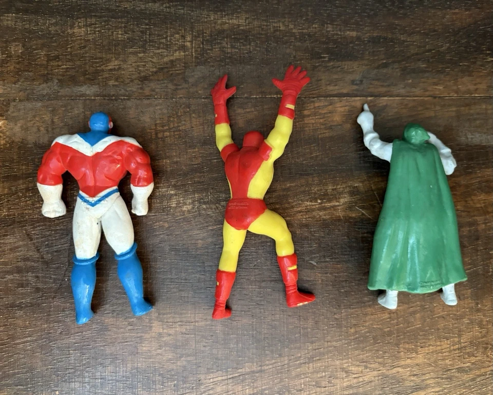 Lote misto de bonecos de ação vintage anos 90 PVC 3,75” Marvel PVC - Imagem 3 de 4