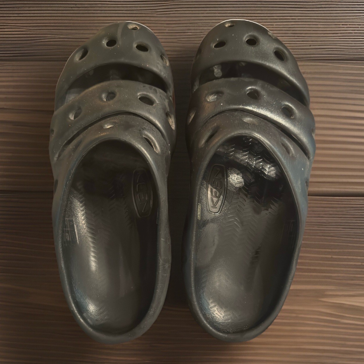 Keen Yogui Zoccoli Uomo Sandali Slip On Slides Nero con Accento Marrone Taglia 13