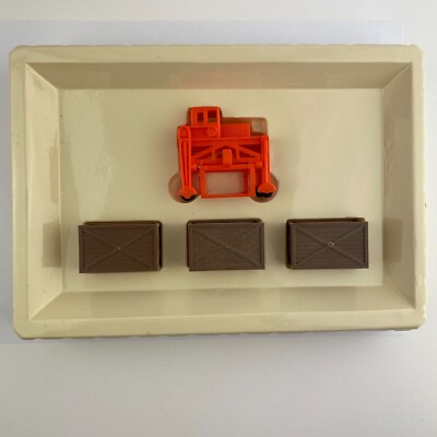 AHM 11010 Operating Freight Carrier and 3 Crates - HO Scale