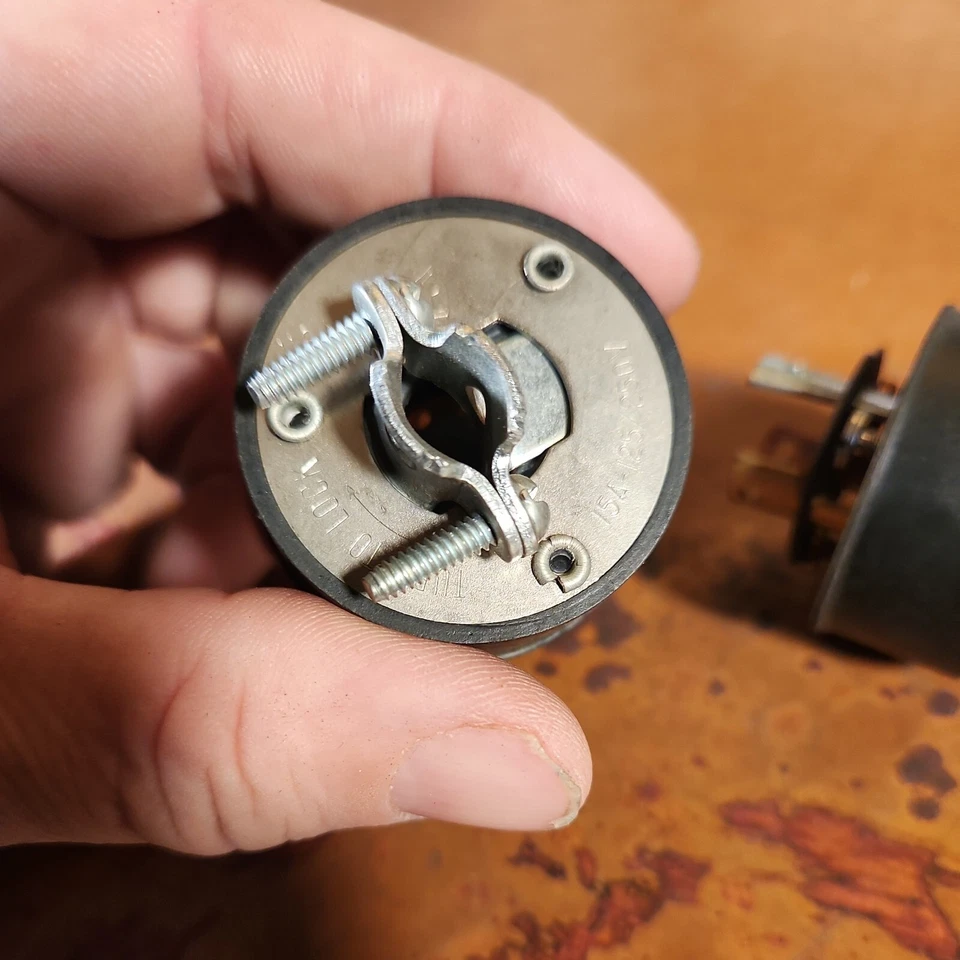 2 enchufes Eagle Turn to Lock vintage hechos en EE. UU. 15A-125/250v Foto 3 de 4