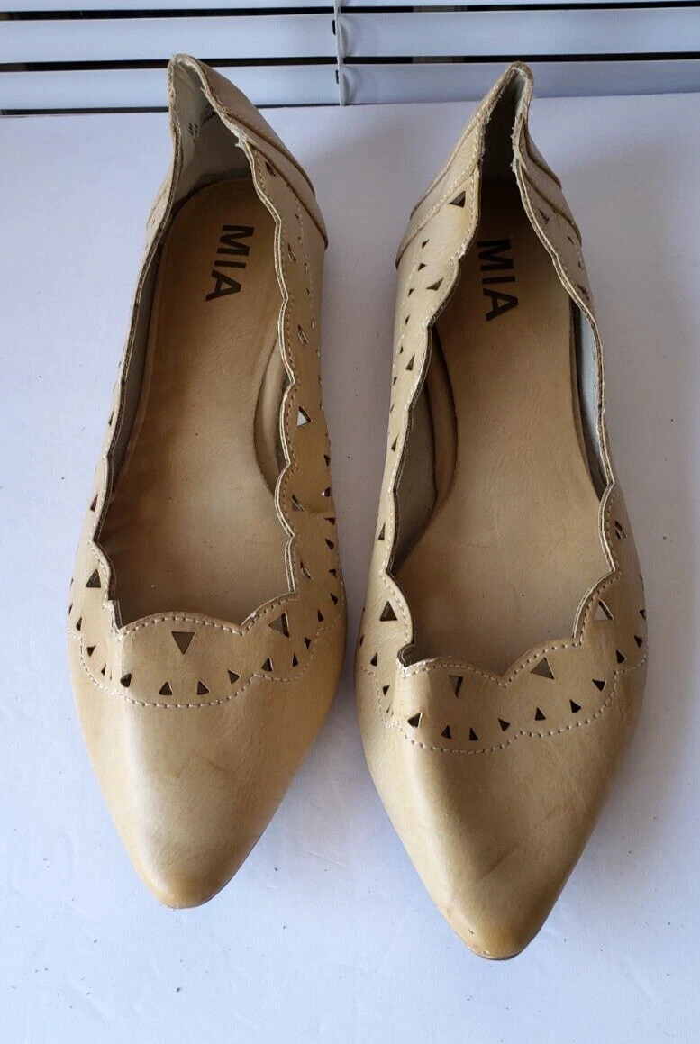 Beige pointed shop toe flats