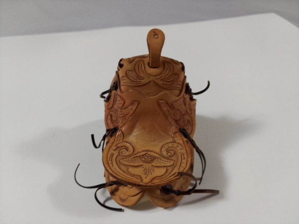 Silla de montar de cuero miniatura para caballos de 5 1/2" de largo x 4" de ancho falta 1 estribo Foto 3 de 4