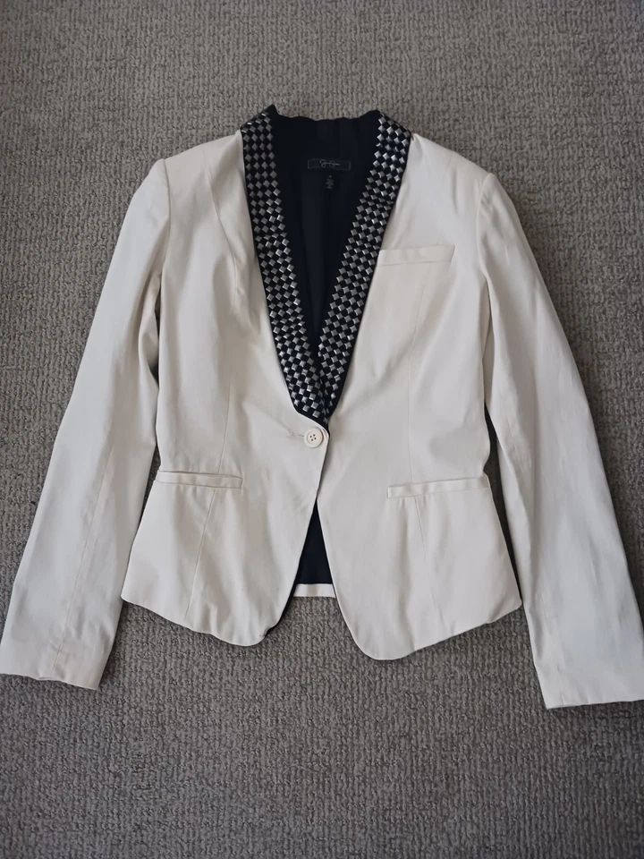 Traje de dos piezas Jessica Simpson negro blanco chaqueta con tachuelas talla 4 falda negra 6 Foto 3 de 4