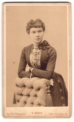 Fotografie H. Noack, Berlin, Unter den Linden 45, Junge Dame im zeitgenössische 