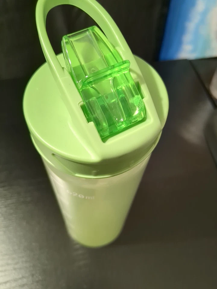 Botella de agua verde menta que cambia de color con pajita y tapa abatible 24 fl oz Foto 3 de 4