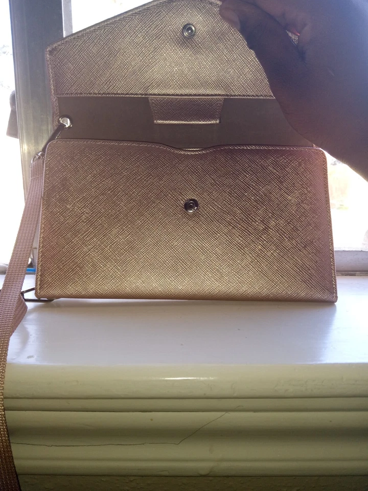 El color es colorido y tiene como personajes de dibujos animados y hello kitty y otros Foto 4 de 4