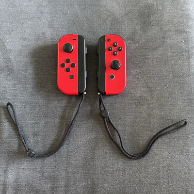 Nintendo Joy-Con Controller Set Rot mit Handgelenkschlaufen (links Stickdrift)