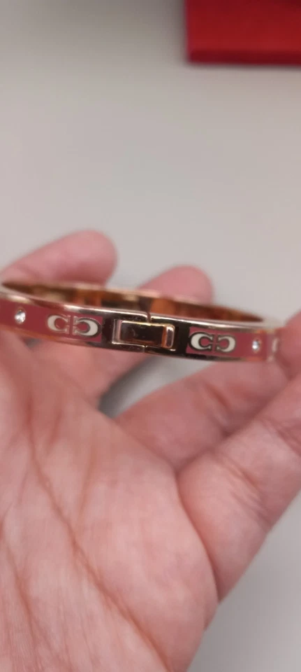 Brazalete Coach Outlet Kissing Signature esmalte rosa con bisagras 7 pulgadas Foto 3 de 4