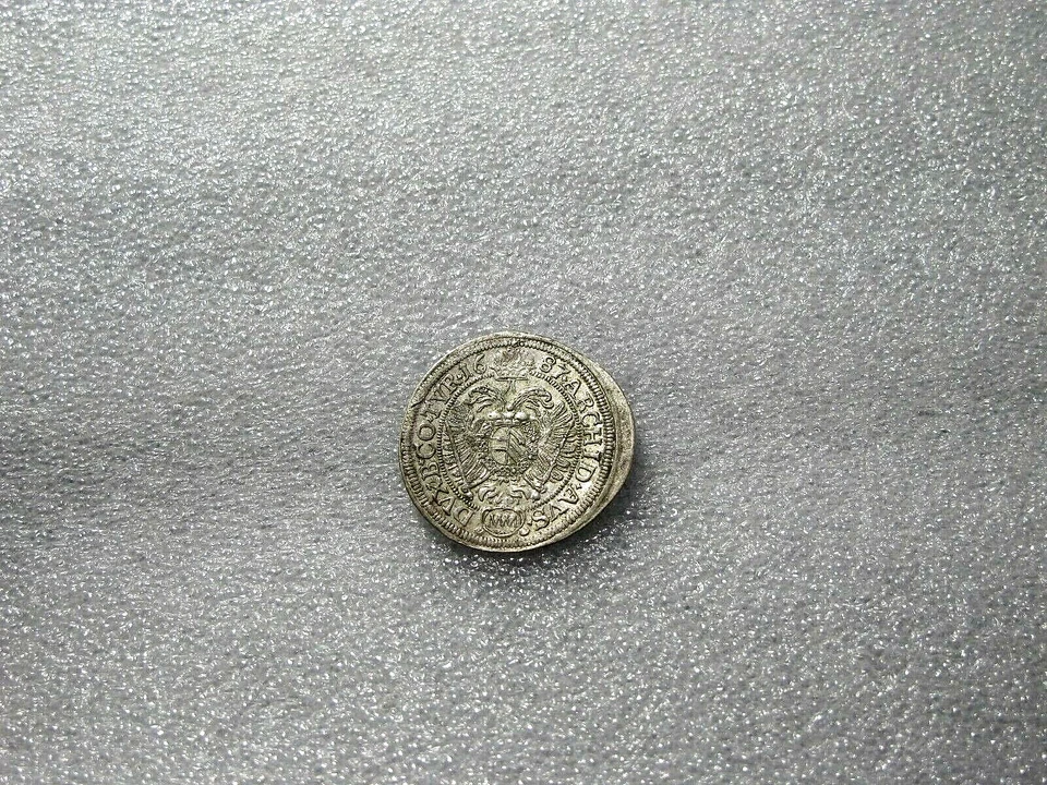 1687 AUSTRIA 6 KREUZER SILVER COIN LEOPOLD THE HOGMOUTH VIENNA  AU - Image 2 of 4