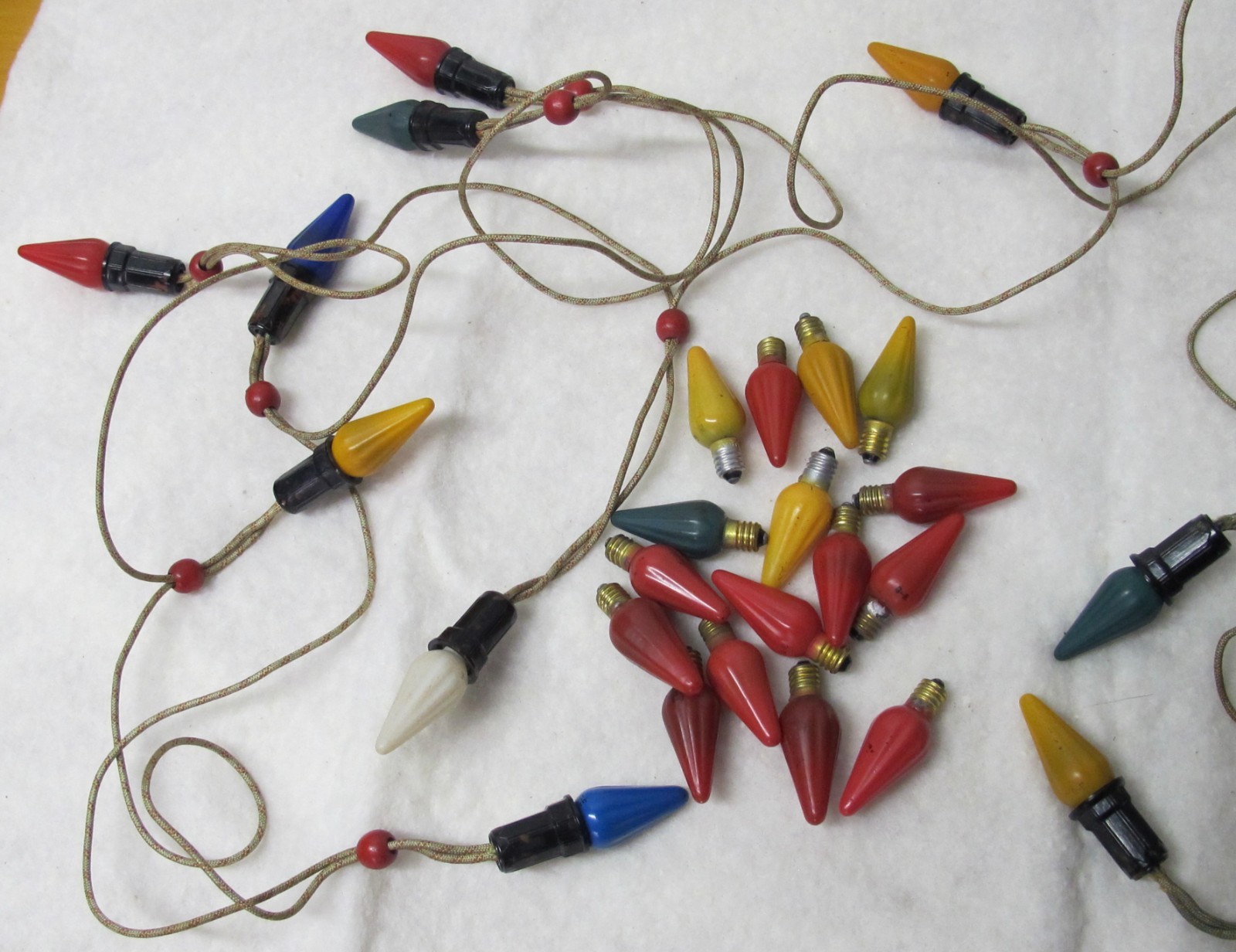 Vtg Working NOMA 16 Light Cloth Wire Strings C-6 Base Bulbs & 16 Extra Bulbs